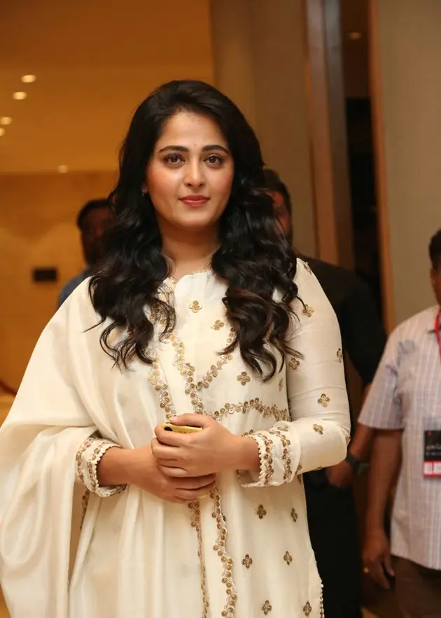 Anushka Shetty Wallpapers Long Hair Closeup Face Smiling